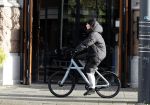 Amsterdam 24 november 2023
Chelsey Weimar op haar electrische van Moof fiets in Amsterdam.