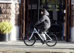Amsterdam 24 november 2023
Chelsey Weimar op haar electrische van Moof fiets in Amsterdam.