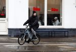 Amsterdam 24 november 2023
Chelsey Weimar op haar electrische van Moof fiets in Amsterdam.
