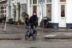 Amsterdam 24 november 2023
Chelsey Weimar op haar electrische van Moof fiets in Amsterdam.
