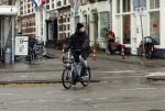 Amsterdam 24 november 2023
Chelsey Weimar op haar electrische van Moof fiets in Amsterdam.
