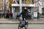 Amsterdam 24 november 2023
Chelsey Weimar op haar electrische van Moof fiets in Amsterdam.