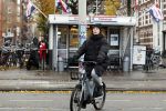 Amsterdam 24 november 2023
Chelsey Weimar op haar electrische van Moof fiets in Amsterdam.