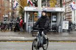 Amsterdam 24 november 2023
Chelsey Weimar op haar electrische van Moof fiets in Amsterdam.