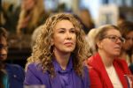 Den Haag 13 november 2023
In aanloop naar de Tweede Kamerverkiezingen organiseren de vrouwenbladen Libelle, Margriet, Flair en Nouveau gezamenlijk het VerkiezingscafÃ©. De vier hoofdredacteuren verwelkomen prominente vrouwen op de kieslijst van de grootste politieke partijen.
Op maandag 13 november 2023 gaan vooraanstaande vrouwelijke politici van verschillende partijen met elkaar in debat, onder leiding van journaliste Diana Matroos. Hoofdredacteuren Hilmar Mulder (Libelle), Helene van Santen (Margriet), Marije Veerman (Flair) en Claudia Straatmans (Nouveau) praten met hen over de belangrijkste themaâ€™s die hun lezeressen aangaan.
De volgende vrouwelijke politici schuiven aan om te vertellen waarvoor zij staan tijdens de Tweede Kamerverkiezingen: Sophie Hermans (VVD), Caroline van der Plas (BBB), Lisa Westerveld (GroenLinks/PvdA), Hilde Palland (CDA), JoÃ«lle Gooijer (ChristenUnie), Anne-Marijke Podt (D66) en Lilian Marijnissen (SP). Alles speelt zich af bij Dudok.