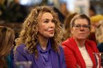 Den Haag 13 november 2023
In aanloop naar de Tweede Kamerverkiezingen organiseren de vrouwenbladen Libelle, Margriet, Flair en Nouveau gezamenlijk het VerkiezingscafÃ©. De vier hoofdredacteuren verwelkomen prominente vrouwen op de kieslijst van de grootste politieke partijen.
Op maandag 13 november 2023 gaan vooraanstaande vrouwelijke politici van verschillende partijen met elkaar in debat, onder leiding van journaliste Diana Matroos. Hoofdredacteuren Hilmar Mulder (Libelle), Helene van Santen (Margriet), Marije Veerman (Flair) en Claudia Straatmans (Nouveau) praten met hen over de belangrijkste themaâ€™s die hun lezeressen aangaan.
De volgende vrouwelijke politici schuiven aan om te vertellen waarvoor zij staan tijdens de Tweede Kamerverkiezingen: Sophie Hermans (VVD), Caroline van der Plas (BBB), Lisa Westerveld (GroenLinks/PvdA), Hilde Palland (CDA), JoÃ«lle Gooijer (ChristenUnie), Anne-Marijke Podt (D66) en Lilian Marijnissen (SP). Alles speelt zich af bij Dudok.