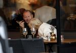 Amsterdam 2 november 2023
Danny Blind met zijn vrouw Yvonne  op terras in Amsterdam zuid.