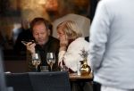 Amsterdam 2 november 2023
Danny Blind met zijn vrouw Yvonne  op terras in Amsterdam zuid.