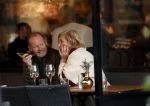 Amsterdam 2 november 2023
Danny Blind met zijn vrouw Yvonne  op terras in Amsterdam zuid.