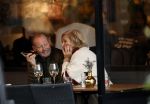 Amsterdam 2 november 2023
Danny Blind met zijn vrouw Yvonne  op terras in Amsterdam zuid.