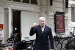 Amsterdam 6 november 2023
Dries Roelvink arriveert bij het concertgebouw waar hij die avond een groot concert geeft.