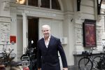 Amsterdam 6 november 2023
Dries Roelvink arriveert bij het concertgebouw waar hij die avond een groot concert geeft.
