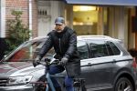 Amsterdam 29 november 2023
Frank Rijkaard op de fiets in Amsterdam zuid