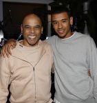 IJsselstin 27 november 2023
Boekpresentatie Glenn Helder . Wesley Sneijder krijgt het eerste exemplaar.
Glenn Helder met zijn zoon Jilani Helder