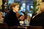Den Haag 13 november 2023
In aanloop naar de Tweede Kamerverkiezingen organiseren de vrouwenbladen Libelle, Margriet, Flair en Nouveau gezamenlijk het VerkiezingscafÃ©. De vier hoofdredacteuren verwelkomen prominente vrouwen op de kieslijst van de grootste politieke partijen.
Op maandag 13 november 2023 gaan vooraanstaande vrouwelijke politici van verschillende partijen met elkaar in debat, onder leiding van journaliste Diana Matroos. Hoofdredacteuren Hilmar Mulder (Libelle), Helene van Santen (Margriet), Marije Veerman (Flair) en Claudia Straatmans (Nouveau) praten met hen over de belangrijkste themaâ€™s die hun lezeressen aangaan.
De volgende vrouwelijke politici schuiven aan om te vertellen waarvoor zij staan tijdens de Tweede Kamerverkiezingen: Sophie Hermans (VVD), Caroline van der Plas (BBB), Lisa Westerveld (GroenLinks/PvdA), Hilde Palland (CDA), JoÃ«lle Gooijer (ChristenUnie), Anne-Marijke Podt (D66) en Lilian Marijnissen (SP). Alles speelt zich af bij Dudok.