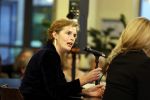 Den Haag 13 november 2023
In aanloop naar de Tweede Kamerverkiezingen organiseren de vrouwenbladen Libelle, Margriet, Flair en Nouveau gezamenlijk het VerkiezingscafÃ©. De vier hoofdredacteuren verwelkomen prominente vrouwen op de kieslijst van de grootste politieke partijen.
Op maandag 13 november 2023 gaan vooraanstaande vrouwelijke politici van verschillende partijen met elkaar in debat, onder leiding van journaliste Diana Matroos. Hoofdredacteuren Hilmar Mulder (Libelle), Helene van Santen (Margriet), Marije Veerman (Flair) en Claudia Straatmans (Nouveau) praten met hen over de belangrijkste themaâ€™s die hun lezeressen aangaan.
De volgende vrouwelijke politici schuiven aan om te vertellen waarvoor zij staan tijdens de Tweede Kamerverkiezingen: Sophie Hermans (VVD), Caroline van der Plas (BBB), Lisa Westerveld (GroenLinks/PvdA), Hilde Palland (CDA), JoÃ«lle Gooijer (ChristenUnie), Anne-Marijke Podt (D66) en Lilian Marijnissen (SP). Alles speelt zich af bij Dudok.