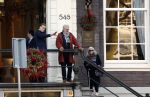 Amsterdam 30 november 2023
Jeroen Krabben en zijn vrouw Herma Krabbe in hun biro onderweg naar het Waldorf Astoria Hotel.