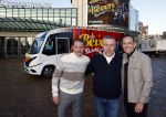 Scheveningen 23 november 2023
John de Bever en Kees de Bever voor hun camper bij het circustheater. Coen van Holland Sport caravans
