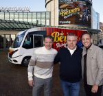 Scheveningen 23 november 2023
John de Bever en Kees de Bever voor hun camper bij het circustheater. Coen van Holland Sport caravans