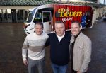 Scheveningen 23 november 2023
John de Bever en Kees de Bever voor hun camper bij het circustheater. Coen van Holland Sport caravans