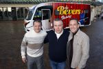 Scheveningen 23 november 2023
John de Bever en Kees de Bever voor hun camper bij het circustheater. Coen van Holland Sport caravans