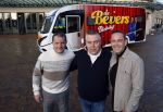 Scheveningen 23 november 2023
John de Bever en Kees de Bever voor hun camper bij het circustheater. Coen van Holland Sport caravans