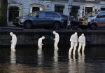 Amsterdam 30 november 2023
Jeroen Krabben en zijn vrouw Herma Krabbe in hun biro onderweg naar het Waldorf Astoria Hotel. Kunst in de grachten van Amsterdam