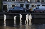 Amsterdam 30 november 2023
Jeroen Krabben en zijn vrouw Herma Krabbe in hun biro onderweg naar het Waldorf Astoria Hotel. Kunst in de grachten van Amsterdam