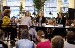 Den Haag 13 november 2023
In aanloop naar de Tweede Kamerverkiezingen organiseren de vrouwenbladen Libelle, Margriet, Flair en Nouveau gezamenlijk het VerkiezingscafÃ©. De vier hoofdredacteuren verwelkomen prominente vrouwen op de kieslijst van de grootste politieke partijen.
Op maandag 13 november 2023 gaan vooraanstaande vrouwelijke politici van verschillende partijen met elkaar in debat, onder leiding van journaliste Diana Matroos. Hoofdredacteuren Hilmar Mulder (Libelle), Helene van Santen (Margriet), Marije Veerman (Flair) en Claudia Straatmans (Nouveau) praten met hen over de belangrijkste themaâ€™s die hun lezeressen aangaan.
De volgende vrouwelijke politici schuiven aan om te vertellen waarvoor zij staan tijdens de Tweede Kamerverkiezingen: Sophie Hermans (VVD), Caroline van der Plas (BBB), Lisa Westerveld (GroenLinks/PvdA), Hilde Palland (CDA), JoÃ«lle Gooijer (ChristenUnie), Anne-Marijke Podt (D66) en Lilian Marijnissen (SP). Alles speelt zich af bij Dudok.