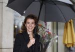 Den Haag 13 november 2023
In aanloop naar de Tweede Kamerverkiezingen organiseren de vrouwenbladen Libelle, Margriet, Flair en Nouveau gezamenlijk het VerkiezingscafÃ©. De vier hoofdredacteuren verwelkomen prominente vrouwen op de kieslijst van de grootste politieke partijen.
Op maandag 13 november 2023 gaan vooraanstaande vrouwelijke politici van verschillende partijen met elkaar in debat, onder leiding van journaliste Diana Matroos. Hoofdredacteuren Hilmar Mulder (Libelle), Helene van Santen (Margriet), Marije Veerman (Flair) en Claudia Straatmans (Nouveau) praten met hen over de belangrijkste themaâ€™s die hun lezeressen aangaan.
De volgende vrouwelijke politici schuiven aan om te vertellen waarvoor zij staan tijdens de Tweede Kamerverkiezingen: Sophie Hermans (VVD), Caroline van der Plas (BBB), Lisa Westerveld (GroenLinks/PvdA), Hilde Palland (CDA), JoÃ«lle Gooijer (ChristenUnie), Anne-Marijke Podt (D66) en Lilian Marijnissen (SP). Alles speelt zich af bij Dudok.
