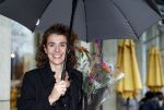 Den Haag 13 november 2023
In aanloop naar de Tweede Kamerverkiezingen organiseren de vrouwenbladen Libelle, Margriet, Flair en Nouveau gezamenlijk het VerkiezingscafÃ©. De vier hoofdredacteuren verwelkomen prominente vrouwen op de kieslijst van de grootste politieke partijen.
Op maandag 13 november 2023 gaan vooraanstaande vrouwelijke politici van verschillende partijen met elkaar in debat, onder leiding van journaliste Diana Matroos. Hoofdredacteuren Hilmar Mulder (Libelle), Helene van Santen (Margriet), Marije Veerman (Flair) en Claudia Straatmans (Nouveau) praten met hen over de belangrijkste themaâ€™s die hun lezeressen aangaan.
De volgende vrouwelijke politici schuiven aan om te vertellen waarvoor zij staan tijdens de Tweede Kamerverkiezingen: Sophie Hermans (VVD), Caroline van der Plas (BBB), Lisa Westerveld (GroenLinks/PvdA), Hilde Palland (CDA), JoÃ«lle Gooijer (ChristenUnie), Anne-Marijke Podt (D66) en Lilian Marijnissen (SP). Alles speelt zich af bij Dudok.