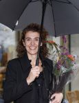 Den Haag 13 november 2023
In aanloop naar de Tweede Kamerverkiezingen organiseren de vrouwenbladen Libelle, Margriet, Flair en Nouveau gezamenlijk het VerkiezingscafÃ©. De vier hoofdredacteuren verwelkomen prominente vrouwen op de kieslijst van de grootste politieke partijen.
Op maandag 13 november 2023 gaan vooraanstaande vrouwelijke politici van verschillende partijen met elkaar in debat, onder leiding van journaliste Diana Matroos. Hoofdredacteuren Hilmar Mulder (Libelle), Helene van Santen (Margriet), Marije Veerman (Flair) en Claudia Straatmans (Nouveau) praten met hen over de belangrijkste themaâ€™s die hun lezeressen aangaan.
De volgende vrouwelijke politici schuiven aan om te vertellen waarvoor zij staan tijdens de Tweede Kamerverkiezingen: Sophie Hermans (VVD), Caroline van der Plas (BBB), Lisa Westerveld (GroenLinks/PvdA), Hilde Palland (CDA), JoÃ«lle Gooijer (ChristenUnie), Anne-Marijke Podt (D66) en Lilian Marijnissen (SP). Alles speelt zich af bij Dudok.