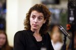 Den Haag 13 november 2023
In aanloop naar de Tweede Kamerverkiezingen organiseren de vrouwenbladen Libelle, Margriet, Flair en Nouveau gezamenlijk het VerkiezingscafÃ©. De vier hoofdredacteuren verwelkomen prominente vrouwen op de kieslijst van de grootste politieke partijen.
Op maandag 13 november 2023 gaan vooraanstaande vrouwelijke politici van verschillende partijen met elkaar in debat, onder leiding van journaliste Diana Matroos. Hoofdredacteuren Hilmar Mulder (Libelle), Helene van Santen (Margriet), Marije Veerman (Flair) en Claudia Straatmans (Nouveau) praten met hen over de belangrijkste themaâ€™s die hun lezeressen aangaan.
De volgende vrouwelijke politici schuiven aan om te vertellen waarvoor zij staan tijdens de Tweede Kamerverkiezingen: Sophie Hermans (VVD), Caroline van der Plas (BBB), Lisa Westerveld (GroenLinks/PvdA), Hilde Palland (CDA), JoÃ«lle Gooijer (ChristenUnie), Anne-Marijke Podt (D66) en Lilian Marijnissen (SP). Alles speelt zich af bij Dudok.