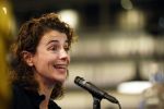 Den Haag 13 november 2023
In aanloop naar de Tweede Kamerverkiezingen organiseren de vrouwenbladen Libelle, Margriet, Flair en Nouveau gezamenlijk het VerkiezingscafÃ©. De vier hoofdredacteuren verwelkomen prominente vrouwen op de kieslijst van de grootste politieke partijen.
Op maandag 13 november 2023 gaan vooraanstaande vrouwelijke politici van verschillende partijen met elkaar in debat, onder leiding van journaliste Diana Matroos. Hoofdredacteuren Hilmar Mulder (Libelle), Helene van Santen (Margriet), Marije Veerman (Flair) en Claudia Straatmans (Nouveau) praten met hen over de belangrijkste themaâ€™s die hun lezeressen aangaan.
De volgende vrouwelijke politici schuiven aan om te vertellen waarvoor zij staan tijdens de Tweede Kamerverkiezingen: Sophie Hermans (VVD), Caroline van der Plas (BBB), Lisa Westerveld (GroenLinks/PvdA), Hilde Palland (CDA), JoÃ«lle Gooijer (ChristenUnie), Anne-Marijke Podt (D66) en Lilian Marijnissen (SP). Alles speelt zich af bij Dudok.