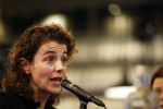 Den Haag 13 november 2023
In aanloop naar de Tweede Kamerverkiezingen organiseren de vrouwenbladen Libelle, Margriet, Flair en Nouveau gezamenlijk het VerkiezingscafÃ©. De vier hoofdredacteuren verwelkomen prominente vrouwen op de kieslijst van de grootste politieke partijen.
Op maandag 13 november 2023 gaan vooraanstaande vrouwelijke politici van verschillende partijen met elkaar in debat, onder leiding van journaliste Diana Matroos. Hoofdredacteuren Hilmar Mulder (Libelle), Helene van Santen (Margriet), Marije Veerman (Flair) en Claudia Straatmans (Nouveau) praten met hen over de belangrijkste themaâ€™s die hun lezeressen aangaan.
De volgende vrouwelijke politici schuiven aan om te vertellen waarvoor zij staan tijdens de Tweede Kamerverkiezingen: Sophie Hermans (VVD), Caroline van der Plas (BBB), Lisa Westerveld (GroenLinks/PvdA), Hilde Palland (CDA), JoÃ«lle Gooijer (ChristenUnie), Anne-Marijke Podt (D66) en Lilian Marijnissen (SP). Alles speelt zich af bij Dudok.