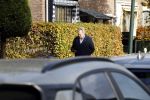 Huizen  15 november 2023
Tom Egbers wandelend en bellend door het centrum van Huizen .