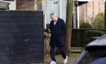 Huizen  15 november 2023
Tom Egbers wandelend en bellend door het centrum van Huizen .