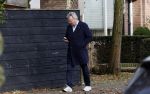 Huizen  15 november 2023
Tom Egbers wandelend en bellend door het centrum van Huizen .