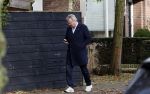 Huizen  15 november 2023
Tom Egbers wandelend en bellend door het centrum van Huizen .