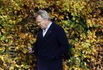 Huizen  15 november 2023
Tom Egbers wandelend en bellend door het centrum van Huizen .