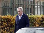 Huizen  15 november 2023
Tom Egbers wandelend en bellend door het centrum van Huizen .