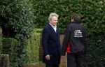 Huizen  15 november 2023
Tom Egbers wandelend en bellend door het centrum van Huizen .
