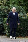 Huizen  15 november 2023
Tom Egbers wandelend en bellend door het centrum van Huizen .