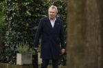 Huizen  15 november 2023
Tom Egbers wandelend en bellend door het centrum van Huizen .