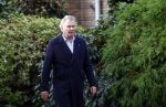 Huizen  15 november 2023
Tom Egbers wandelend en bellend door het centrum van Huizen .