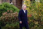 Huizen  15 november 2023
Tom Egbers wandelend en bellend door het centrum van Huizen .