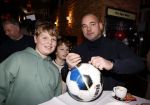 IJsselstin 27 november 2023
Boekpresentatie Glenn Helder . Wesley Sneijder krijgt het eerste exemplaar.