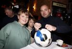 IJsselstin 27 november 2023
Boekpresentatie Glenn Helder . Wesley Sneijder krijgt het eerste exemplaar.