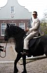 Broek en Waterland 26 oktober 2024
Douwe Bob en Anouk trouwen in de kerk van Broek en Waterland . Douwe arriveert met zijn zoontje op een paard bij de kerk.