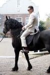 Broek en Waterland 26 oktober 2024
Douwe Bob en Anouk trouwen in de kerk van Broek en Waterland . Douwe arriveert met zijn zoontje op een paard bij de kerk.